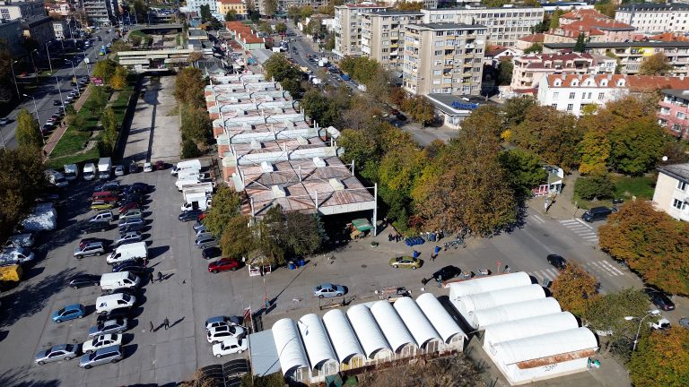 След Нова година: Ремонтират покрива на централния пазар в Сливен