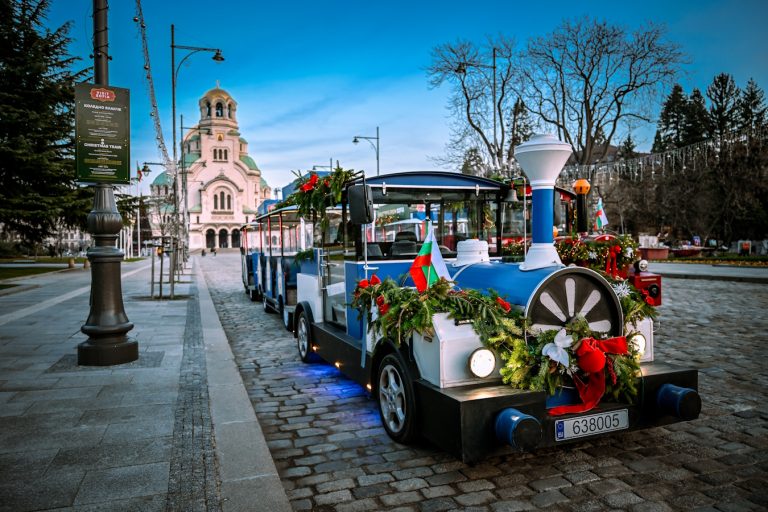 Коледни влакчета тръгнаха по централните улици на София