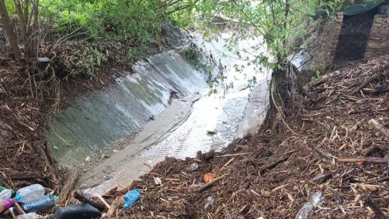 Наемат безработни да чистят дерета и последици от пожари и наводнения