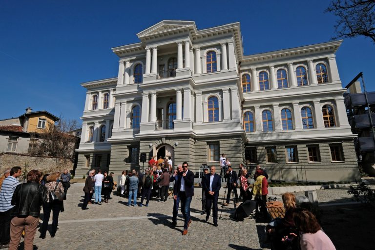Правят амфитеатър и детска площадка в двора на Градската галерия в Стария Пловдив