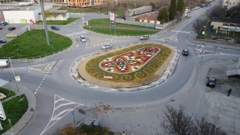 Проект с цветна мозайка от растения преобрази кръгово в Стара Загора
