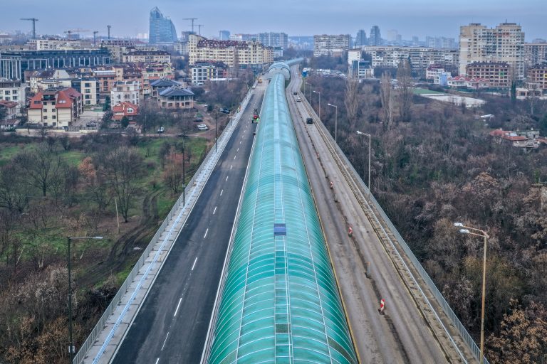 Отварят за движение обновеното пътно платно на моста над р. Въртопо