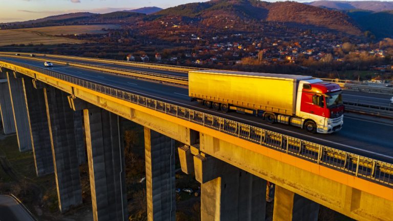 При официални празници: Ограничават движението на камиони по магистралите