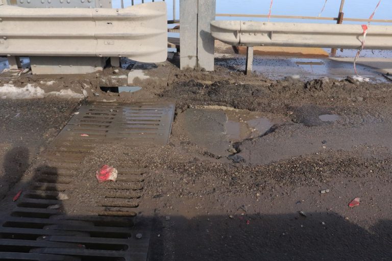 Кърпят дупки в неремонтирания все още участък на Дунав мост при Русе