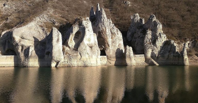 Правят панорамна площадка край природния феномен „Чудните скали“