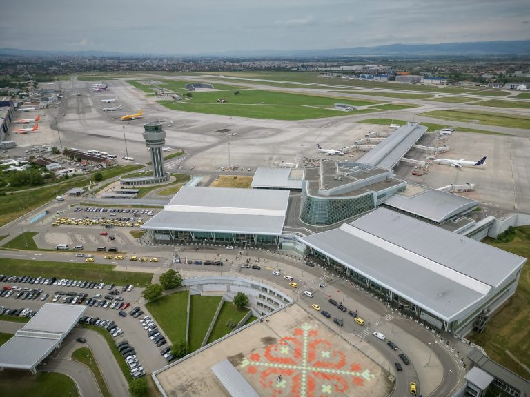 Откриват реновирания многоетажен паркинг на Терминал 2