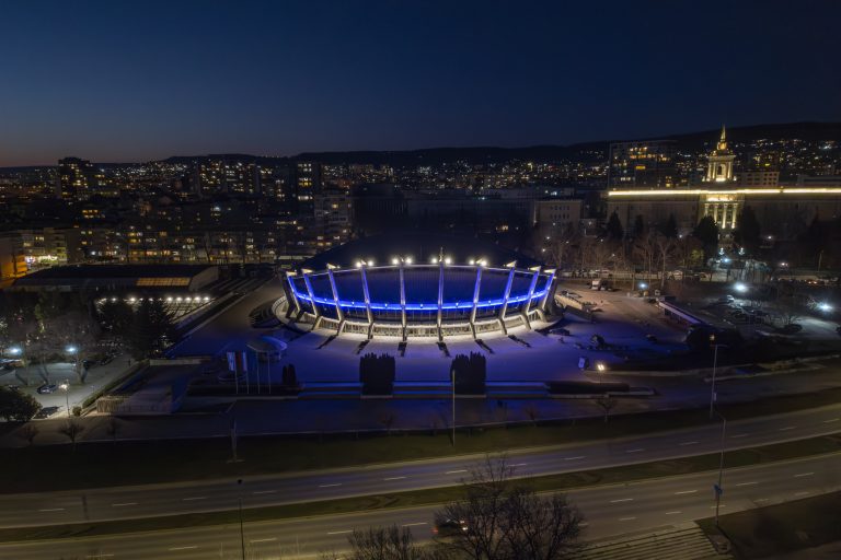 Дворецът на културата и спорта във Варна с ново фасадно осветление