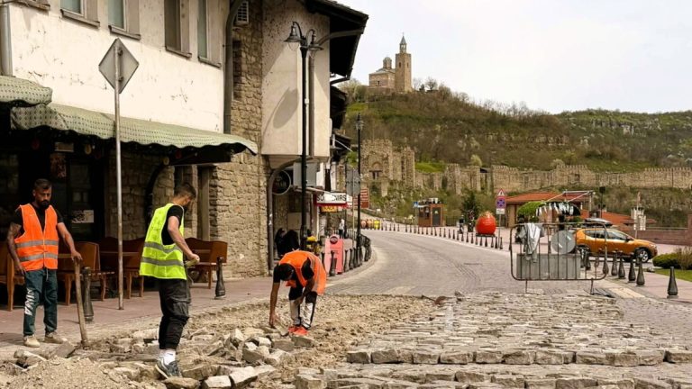 Пренареждат паветата на площада пред „Царевец“ в старата столица