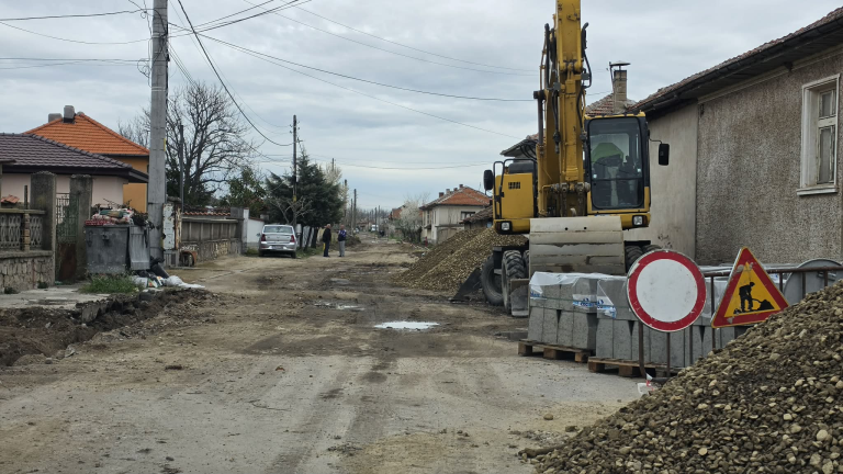 Обновяват улици и тротоари в Калояново