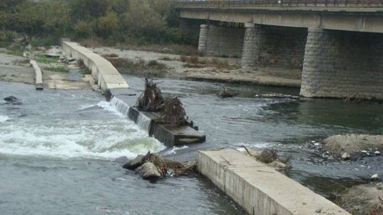 Укрепват моста на река Струма при с. Мурсалево