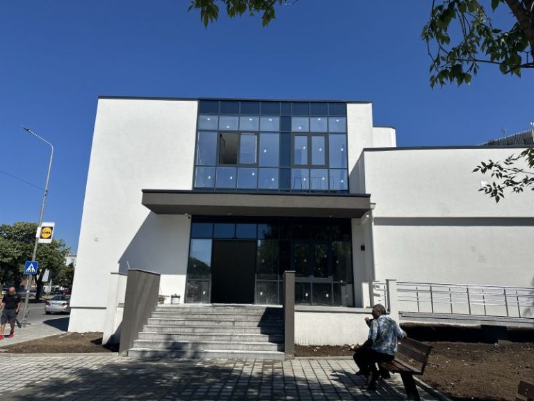 Мащабният ремонт на зала „Сирак Скитник“ е на приключване